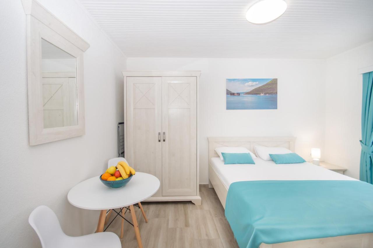 Seafront Apartment Cattaro Esterno foto